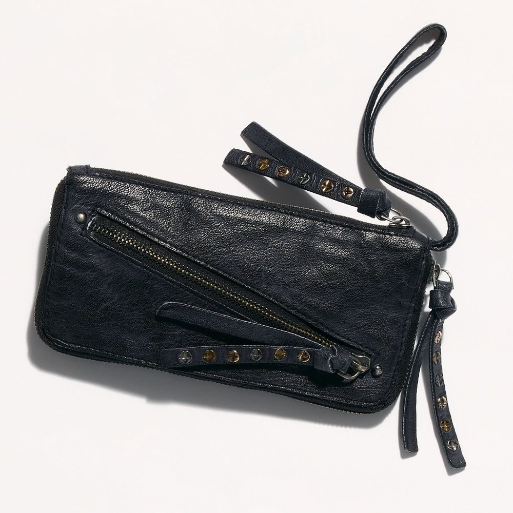 FREE PEOPLE Distressed Wallet / Black